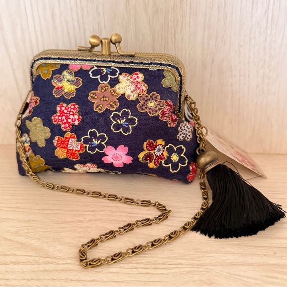 NWT handmade Floral Embroidered purse w/ bronze kiss lock frame and chain strap